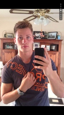 amateurs-gay:  Steve25, Lyon, France. Salut les mecs, je n’aime