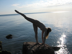 Adore Alandra Ivari‘s #beach yoga