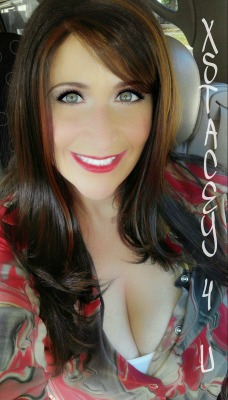 xstacey4u:   MY DAILY CLEAVAGE! Want to see more of me? (   