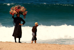unrar:    Portugal, Strolling the beach at Nazare 1985, Bruno