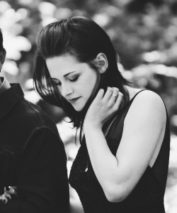 sexycullen:  ∟ 2/20 pictures in Black and White of » Kristen