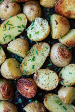 hoardingrecipes:    Easy Garlic Ranch Potatoes
