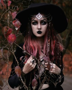 witchyautumns:      psychara     🎃 instagram