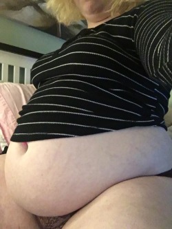 gothbelly:Pls tease me about how huge my gut is growing thx 