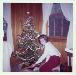 fifties-sixties-everyday-life:  Christmas time, c. 1961. 