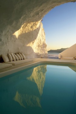 jacelys:  jazzorenee:  sixpenceee:  Cave Pool in Oia, Santorini,