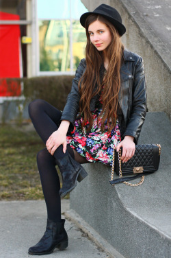 fashion-tights:  Kolorowa sukienka w kwiaty, czarna ramoneska,