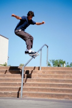 concreterodeo:  Heath Kirchart - Frontside feeble grind 