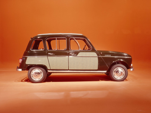 mesmomeugenero:Renault 4 Parisienne