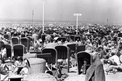 Marc Riboud - Foule sur la plage, 1970.