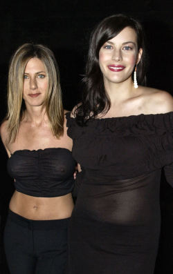 celebssucker:  25.11.2010 - Jennifer Aniston And Liv Tyler Gives