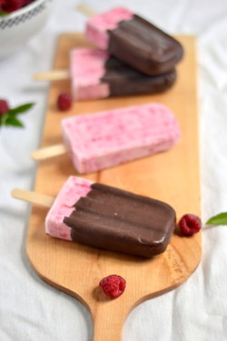 gastrogirl:  chocolate covered raspberry cheesecake popsicles.