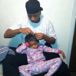 yeahsexyweaves:  Father and daughter hair moment Follow for more