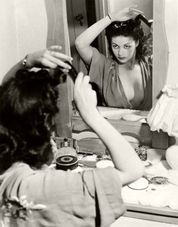  Joseph Jasgur, Yvonne De Carlo styling her hair, 1940s.  