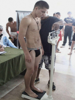 jockbros: nakedbamajock:  i know a jock doesn’t weigh much,