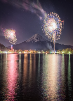 kawaiitheo:  Fuji & Fireworks by Yuga Kurita 