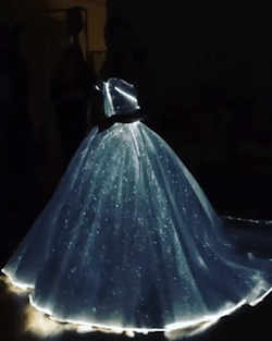 sixpenceee:  Claire Danes’ dress at the MetGala leaves me breathless.
