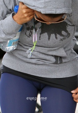 trimaster1:  Nia Long and her camel toe looking beautiful in