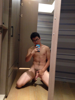 hong-kong-gay-public-fun:  大隻+眼鏡+大𨶙⋯⋯令我立即出𨳊汁系列之五