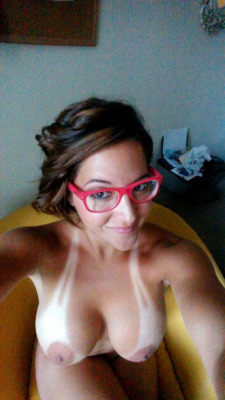 sex-tanlines:  Busty (xpost /r/girlswithglasses) https://is.gd/ub76HN