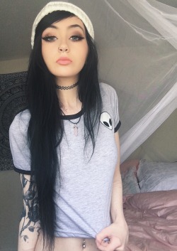 horrorcutie:  Alien Babe 👽