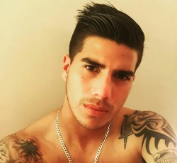 karlitossebastian:  fotitosprivadaschile:  bottomboychile:  poolht:  camarinesfutboleros:  Bryan Cubillos, 21 años. Jugador de deportes IQQ (sí, es el del video)  Ricoo  wnn me encanta su video, mijito rico wn xD   cual video? manden el link  Rico con