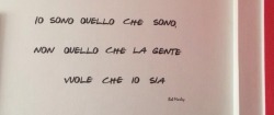 soloamoreneisuoiocchi:  I muri di casa mia parlano..  …