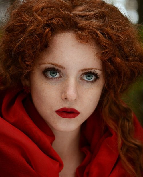 redheadz:  Photo http://redheadsmyonlyweakness.tumblr.com/post/70313921056 http://www.facebook.com/redheadzz  Beautiful big blue eyes and gorgeous red hair.