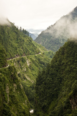 brutalgeneration:  Enroute to Nyalam (by Singapore Trekker)