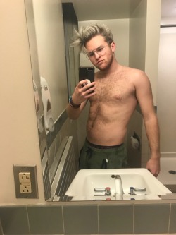 why-s0-seri0uss:you like the dad bod?