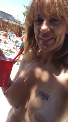 wickedvegas:  Poolside with many other like minded peeps …