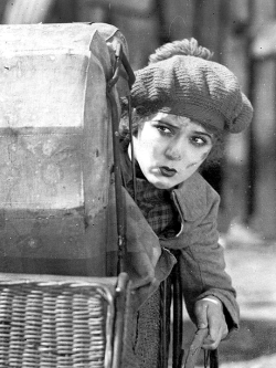 marypickfords:Mary Pickford in Little Annie Rooney (1925) https://painted-face.com/