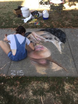 uglyatheist:  nach-vorn:  This cute girl was drawing on the sidewalk