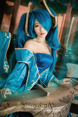 league-of-legends-sexy-girls:  Sona Cosplay