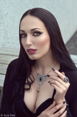 gothicandamazing:    Model & Makeup: Elle PaxPhotographer: