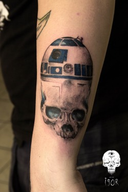 fuckyeahtattoos:  R2-D2 skull kind of thing.  @artofigor