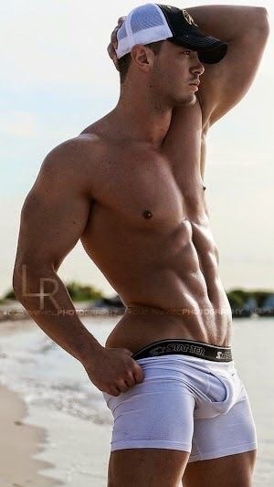 That bulge! ðŸ‘…ðŸ’¦ http://imrockhard4u.tumblr.com