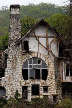 m-e-d-i-e-v-a-l-d-r-e-a-m-s:  Abandoned fairy tale house in Russia 