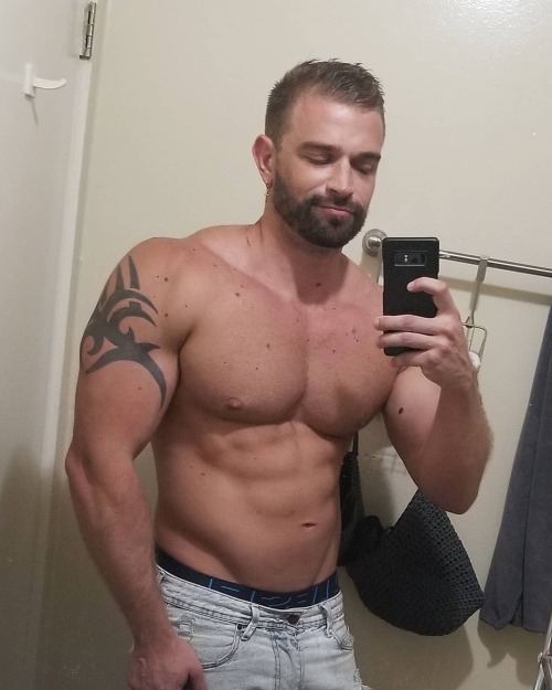 ultra-masculine:  Aaron Burgart (@aaron_says_what on IG)