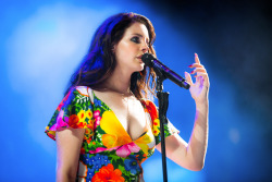 lanadelreynow:  20.04.2014 - Lana Del Rey performing at Coachella