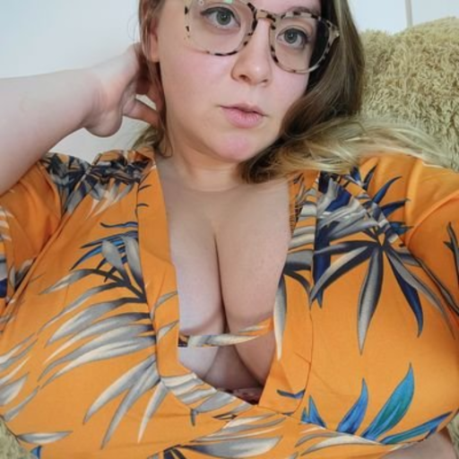 feedistdani:Busty BBW Bimbo - Destroying Clothes & Button