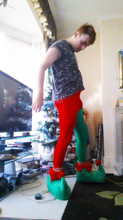 orangehares:  Elf-ification?I just really like dressing up. The festive spirit is possesing me.There is still a hat to come as well,   I am massively getting into the christmas spirit this year. I am now an elf apparently. Imagining the spirit of Christma