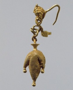 ancientpeoples:  Earring in the form of a 3 lobed wineskin 