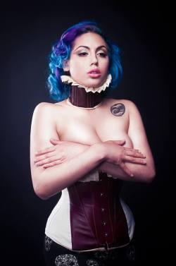 jojojem:  Sikita wearing leather underbust and ruffed collar