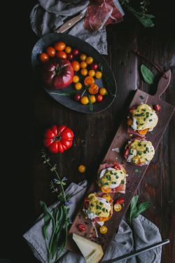 gastronomicgoodies:Eggs Benedict with Manchego, Tomatoes, Prosciutto