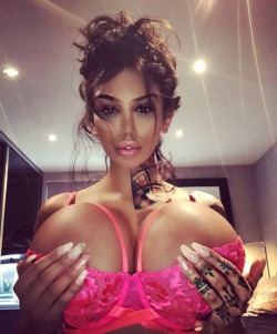 daddysdumbbimbointraining:  bolted-on-lips:Nicki Valentina Rose