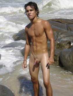 nakedmenandboysfrombrazil:    nudist boy in Abricó’s beach