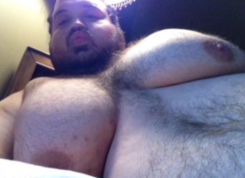 6cubchubbigmeat:  6cubchubbigmeat  Love me some moobs