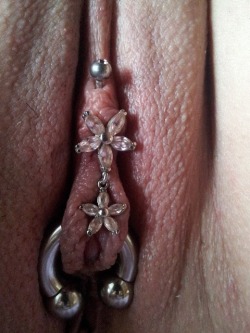 pussymodsgalore  VCH jewelry with two flowers, one dangling,