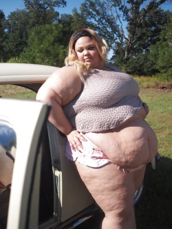 fatssbbwfeedeebellystuff: Wanna hook up with  a hot fat girl?